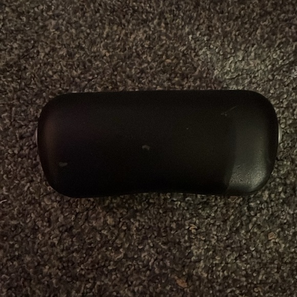 Chanel sunglassessses with case - Picture 3 of 6